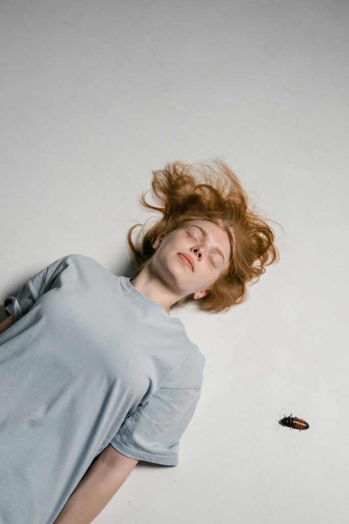 Simbolinis atvaizdas, vaizduojantis žmogaus vidinį augimą ir skirtingus gyvenimo brandos etapus per laiptų ar augančio medžio motyvą.